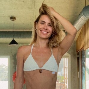 A atriz Carolina Dieckmann valorizou a sua beleza e silhueta ao publicar as fotos de biquíni em suas redes sociais.