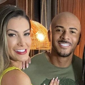 Andressa Urach e Luiza Marcado gravaram acompanhadas de Lucas Matheus, atual namorado da vice Miss Bumbum. 'Quem divide multiplica', escreveu a famosa