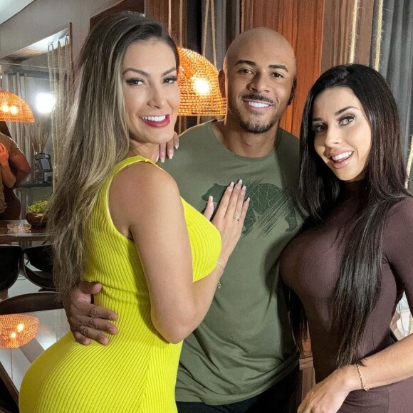 Andressa Urach e Luiza Marcado gravaram acompanhadas de Lucas Matheus, atual namorado da vice Miss Bumbum. 'Quem divide multiplica', escreveu a famosa