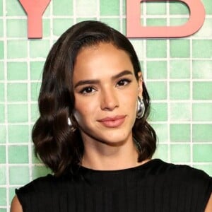 Bruna Marquezine elege look all black para desfile na NYFW e decote deixa à mostra costas definidas. Fotos!