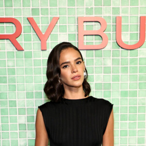 Sempre estilosa, Bruna Marquezine apostou em um look all black para o evento, combinando com uma bolsa de mão e salto alto