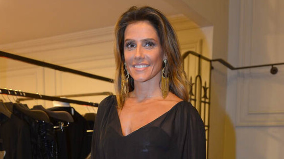 Deborah Secco usa look transparente em evento de moda em São Paulo