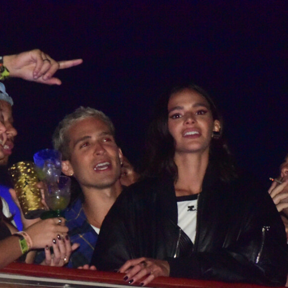 João Guilherme e Bruna Marquezine se beijaram muito na última noite