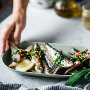 A sardinha é rica em ômega 3, proteínas, vitaminas (como a A, B, D e E) e minerais e, segundo especialistas, pode emagrecer até 1,2 kg por semana