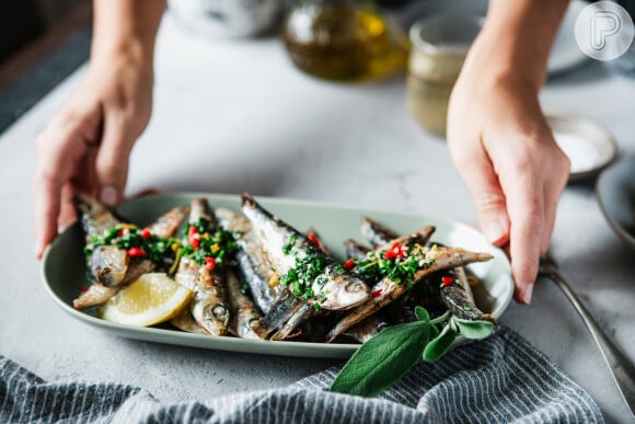 A sardinha é rica em ômega 3, proteínas, vitaminas (como a A, B, D e E) e minerais e, segundo especialistas, pode emagrecer até 1,2 kg por semana