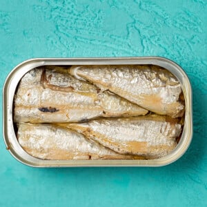 Mas se deve tomar cuidado com o consumo exagerado de sardinha enlatada, por ter bisfenol A em sua composição, uma substância prejudicial à saúde