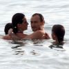 Enrique Diaz foi à praia na companhia da mulher e das filhas