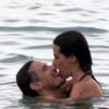 Enrique Diaz beijou a mulher, Mariana Lima, ao curtir a praia do Arpoador