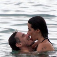 Enrique Diaz, par de Paolla Oliveira na TV, troca beijos com a mulher em praia