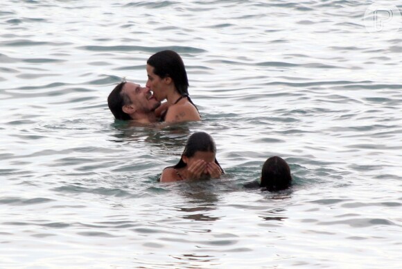 Enrique Diaz beijou a mulher, Mariana Lima, ao curtir a praia do Arpoador