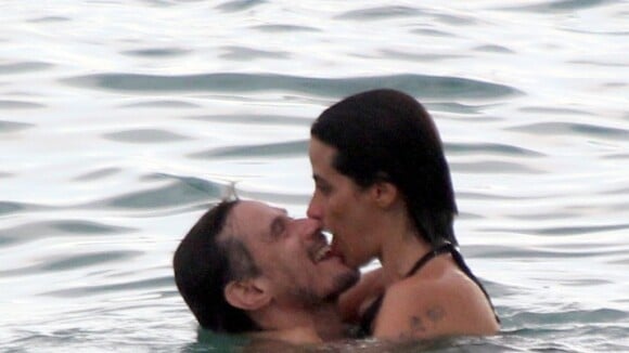 Enrique Diaz, par de Paolla Oliveira na TV, troca beijos com a mulher em praia