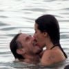 Enrique Diaz beijou a mulher, Mariana Lima, durante ida à praia do Arpoador