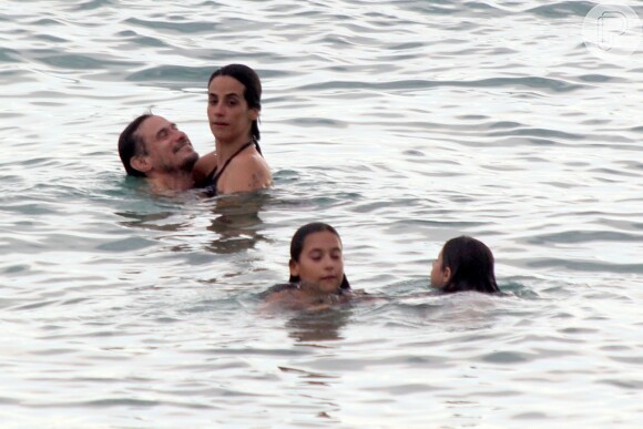 Enrique Diaz foi à praia na companhia da mulher e das filhas