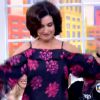 Fátima Bernardes usa vestido estampado e com ombros de fora durante o programa 'Encontro', da Globo
