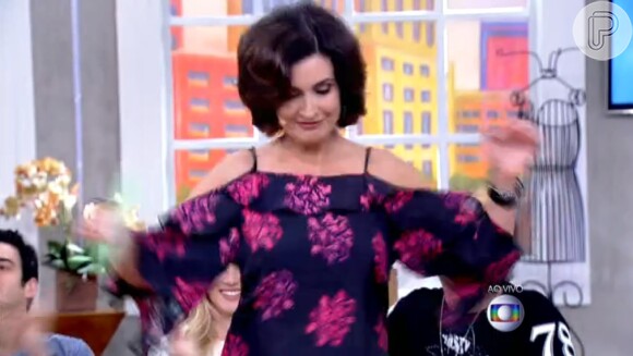 Fátima Bernardes usa vestido estampado e com ombros de fora durante o programa 'Encontro', da Globo
