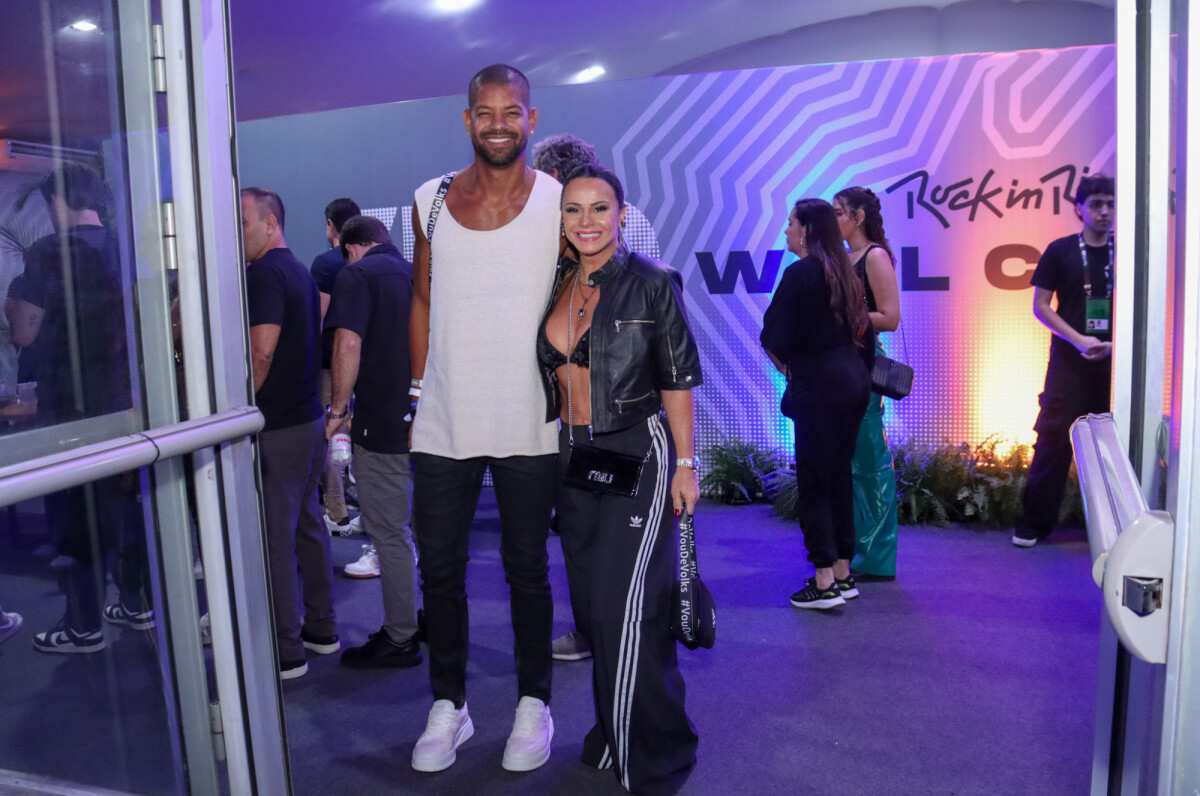 Foto Com a barriga à mostra, Viviane Araújo curtiu o Rock in Rio com o