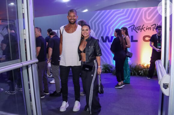 Com a barriga à mostra, Viviane Araújo curtiu o Rock in Rio com o marido