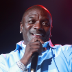 Gente? Sem saber português, Akon compartilha post que massacra seu show no Rock in Rio