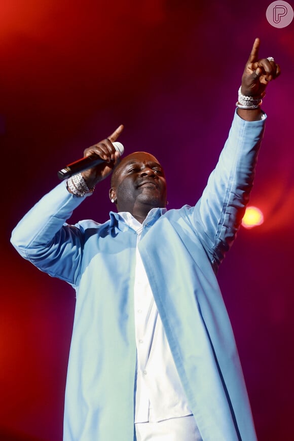 Akon pagou mico ao não conseguir ir para o público dentro de uma bola gigante