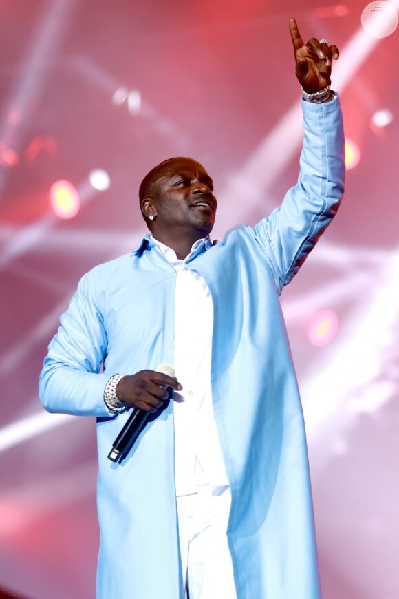 Akon ainda estourou quase 30 minutos do seu tempo, o que atrasou a aguardada apresentação de Mariah Carey