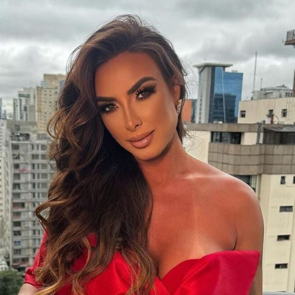 Nicole Bahls revela cirurgia plástica para ficar com cinturinha fina para o Carnaval