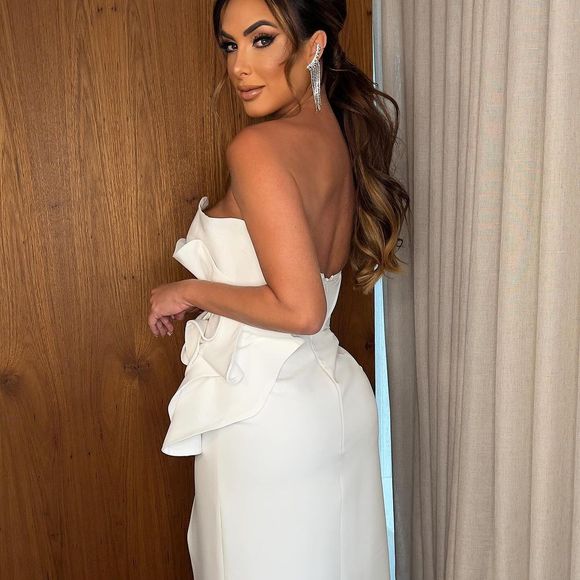 Corpo de Nicole Bahls também é constantemente elogiado, mas modelo resolveu tratar um incômodo na cintura