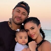 Família feliz! Neymar e Bruna Biancardi posam na piscina em viagem para Dubai e maiô fofíssimo de Mavie rouba a cena. Fotos!