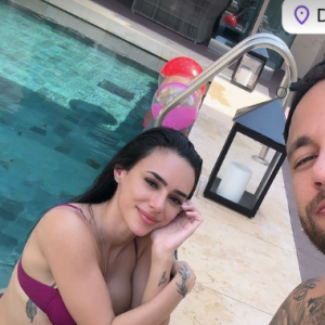 Em suas redes sociais, Neymar publicou uma foto mostrando um dia de muita piscina ao lado de Bruna Biancardi