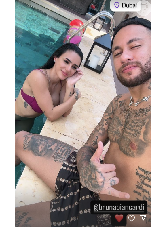 Em suas redes sociais, Neymar publicou uma foto mostrando um dia de muita piscina ao lado de Bruna Biancardi