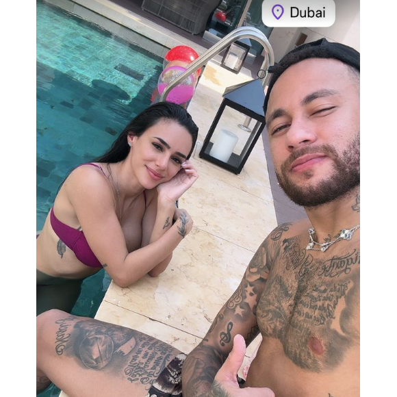 Em suas redes sociais, Neymar publicou uma foto mostrando um dia de muita piscina ao lado de Bruna Biancardi