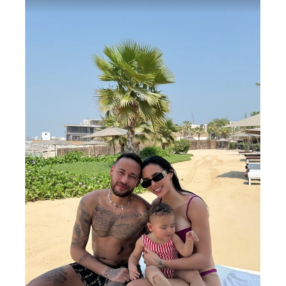 Neymar e Bruna Biancardi também posaram com a filha Mavie, que roubou a cena com um maiô vermelho e branco