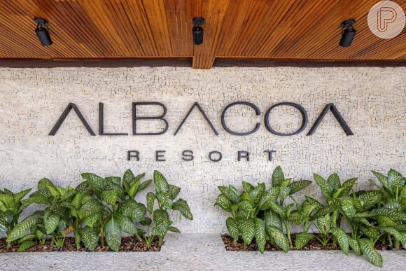 O Albacoa Resort, o complexo cenográfico, conta com recepção, o restaurante Voilà Violeta, e uma cozinha industrial funcional, além do escritório e de set multiuso, que pode se adaptar a diferentes cenários, como uma capela ou dormitório de funcionários