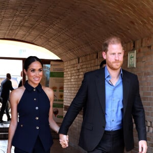 Príncipe Harry e Meghan Markle estão radiantes pelo suposto envolvimento de um membro da Família Real com as festas de P. Diddy. As informações são do tabloide RadarOnline