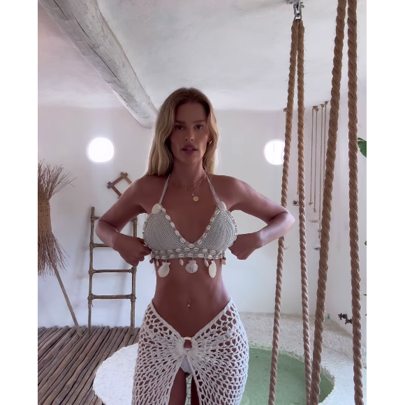 Yasmin Brunet escolheu um biquíni de crochê com conchas com uma saia vazada também de crochê