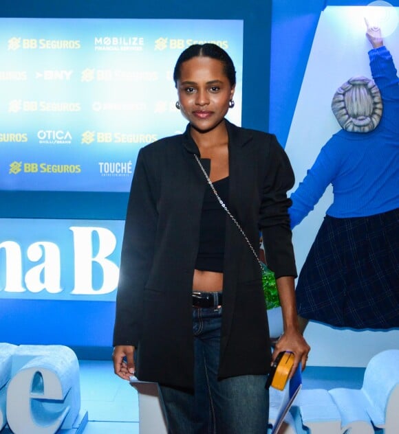 Duda Santos, a mocinha Beatriz, de 'Garota do Momento', foi com um blazer alongado preto, cabelo preso, brincos, e apostou numa bolsinha verde, para a peça teatral 'Uma Babá Quase Perfeita'.