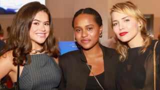 Rivais em 'Garota do Momento', Maisa e Duda Santos assistem Eduardo Sterblitch no teatro juntas. Veja fotos!