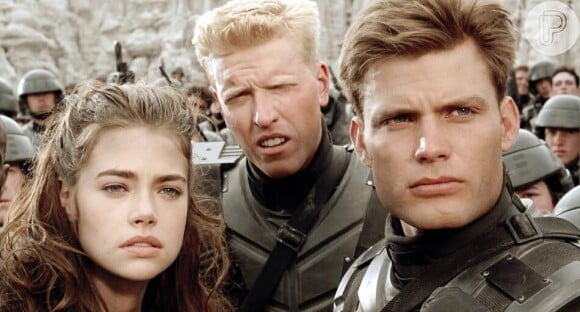 Casper Van Dien e Jake Busey surpreenderam o elenco ao esconderem uma prótese de pênis gigante durante as filmagens