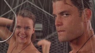 Todos estavam pelados durante as filmagens desta cena de 'Tropas Estelares' - e havia até protéses penianas XXL