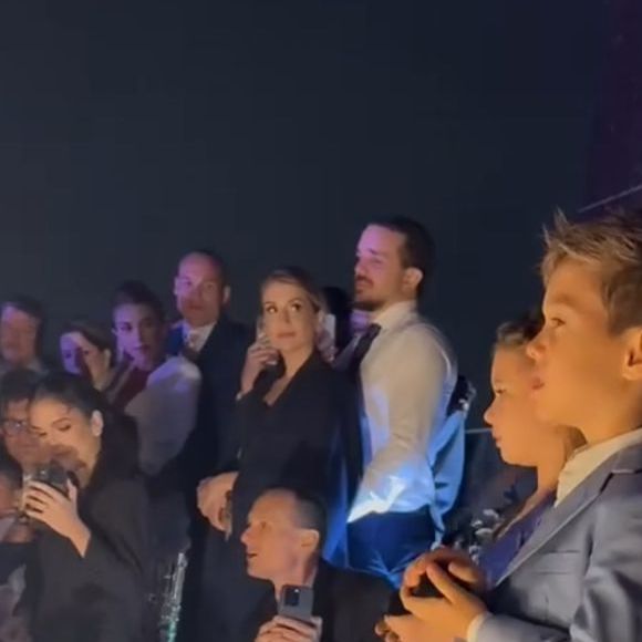 Filhos pequenos de Michel Teló e Thais Fersoza também estiveram presentes no evento, que contou com amigos e outros familiares