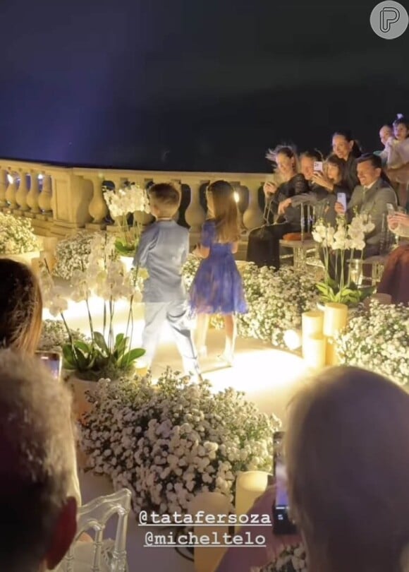 Os filhos do casal, Melinda e Teodoro, roubaram a cena na cerimônia. Michel Teló entrou no local acompanhado da menina, enquanto Thaís Fersoza chegou na companhia do filho caçula