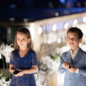 Filha de Michel Teló e Thaís Fersoza, Melinda compareceu à cerimônia com um vestido azul, em referência ao look que a mãe usou durante o casamento civil, em 2014