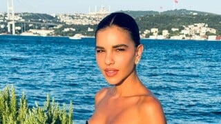 Mariana Rios valoriza corpo definido em fotos de biquíni vermelho no RJ e web reage: 'Ela é toda gostosa'