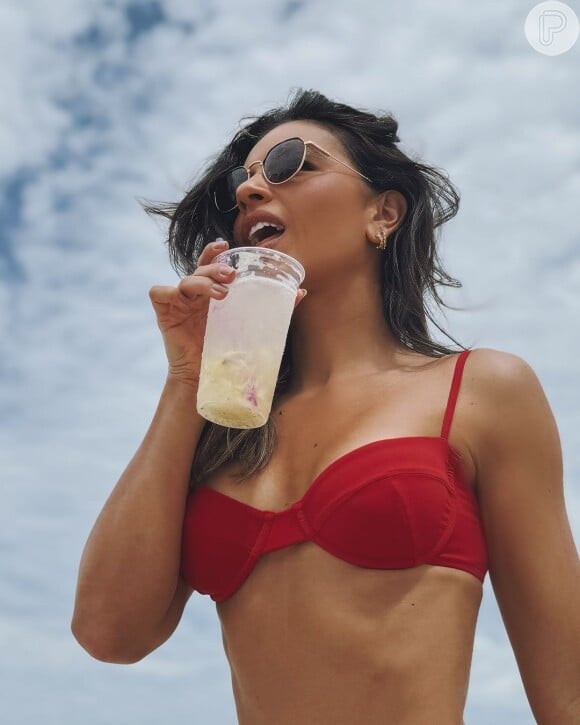 Entre amigos e sozinha, Mariana Rios valorizou seu corpo definido em fotos de biquíni vermelho na praia