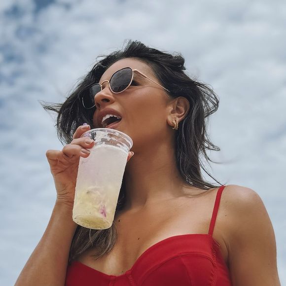 Entre amigos e sozinha, Mariana Rios valorizou seu corpo definido em fotos de biquíni vermelho na praia