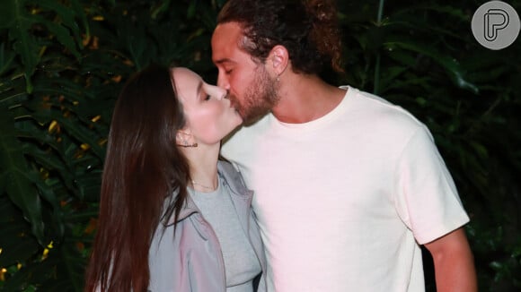 Larissa Manoela trocou beijo com André Luiz Frambach na festa de José Loreto; atores se casaram no final de 2023