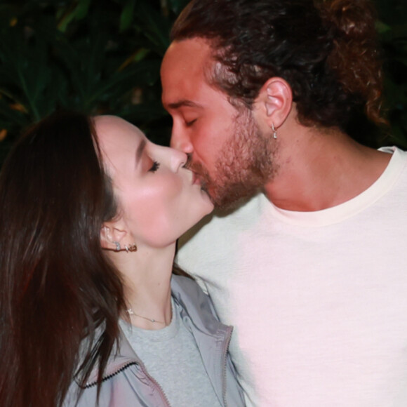 Larissa Manoela trocou beijo com André Luiz Frambach na festa de José Loreto; atores se casaram no final de 2023