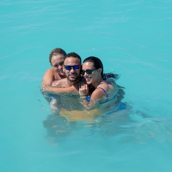 Bruna Biancardi, que esteve com Neymar em um resort luxuoso recentemente, comemorou a volta do jogador na web