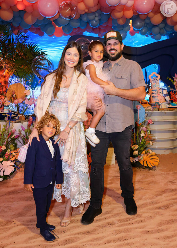 Sorocaba e Biah Rodrigues foram com os filhos ao aniversário de Sophia