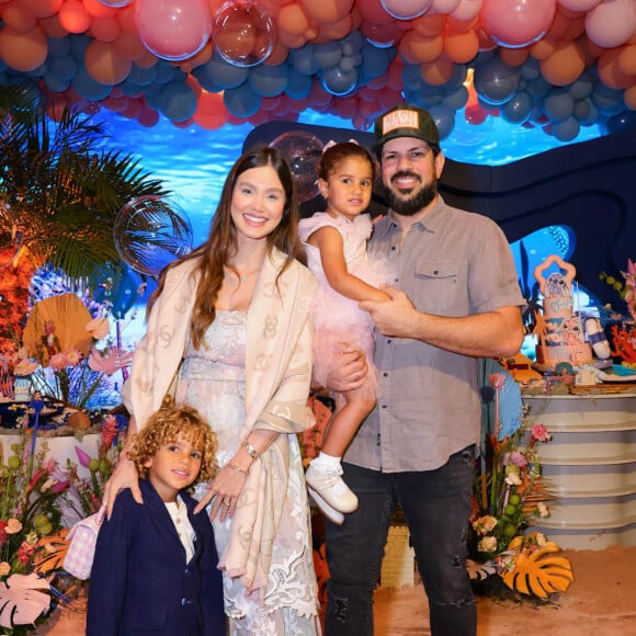 Sorocaba e Biah Rodrigues foram com os filhos ao aniversário de Sophia