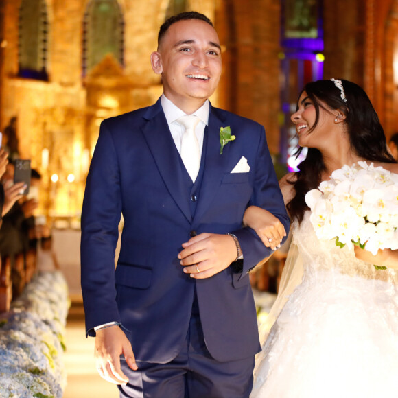 Ary Mirelle e João Gomes emocionaram os familiares e amigos com looks elegantes no casamento